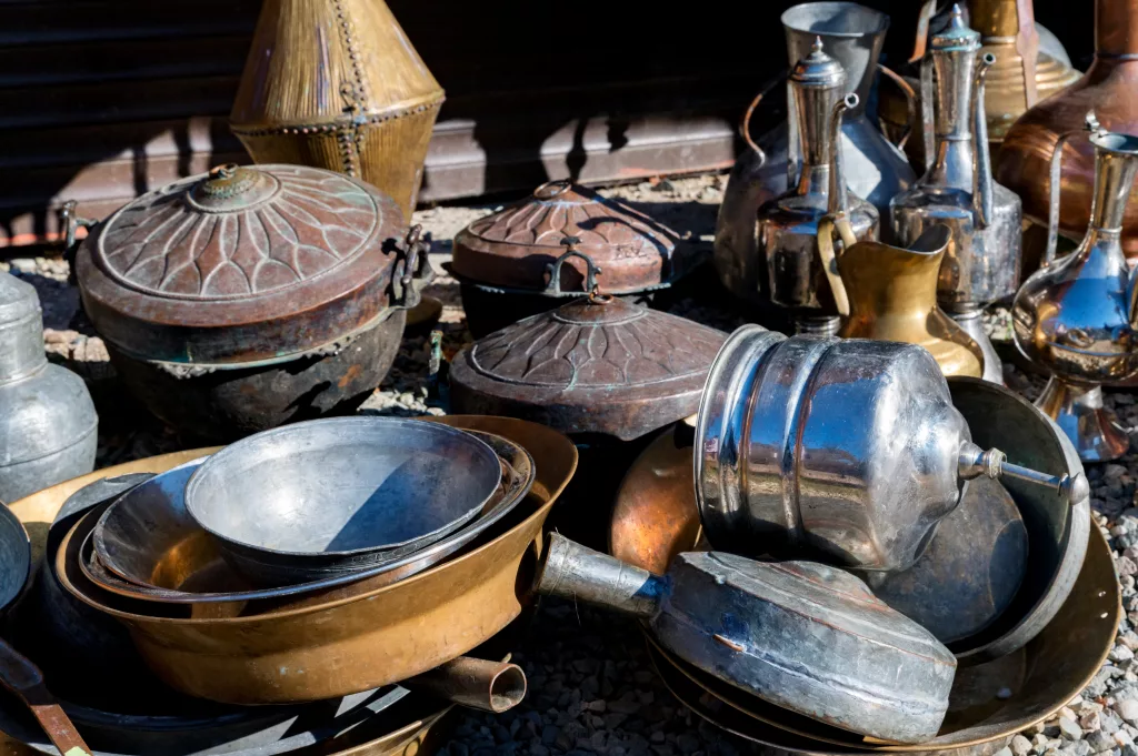 Antique Bric-à-Brac items including pots, silverware, and mugs